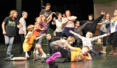 "Oz" cast loosens up before the show
