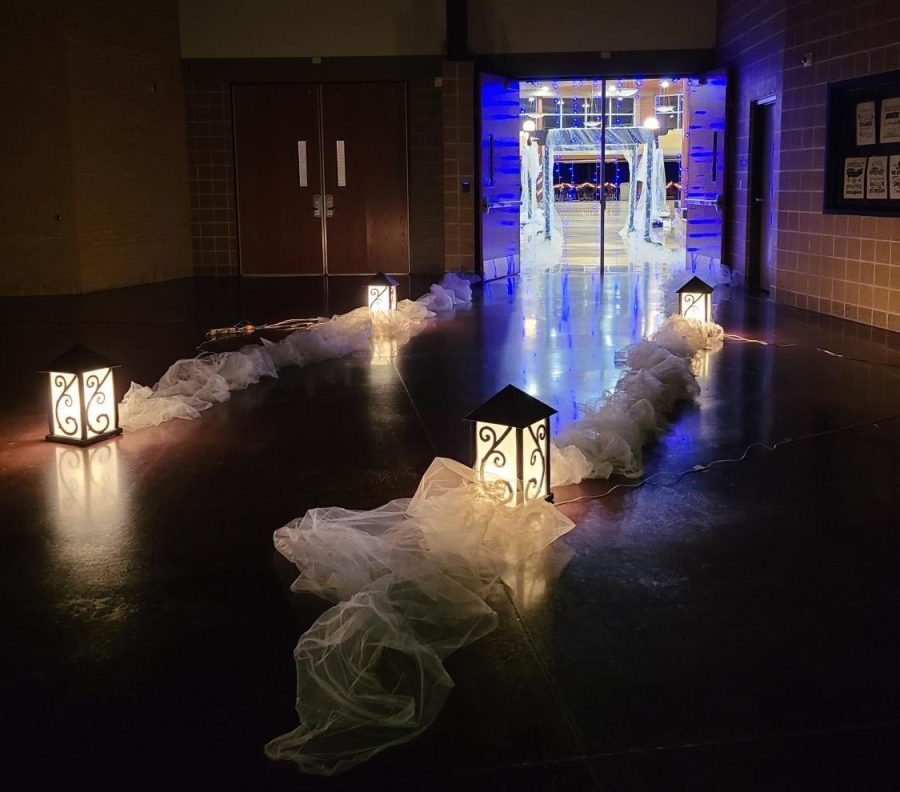 The Student Council set up decorations that captured the Snowball theme.