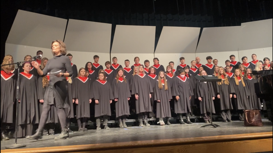 Sue Franke introduces the judges to the Cannon Falls concert choir.