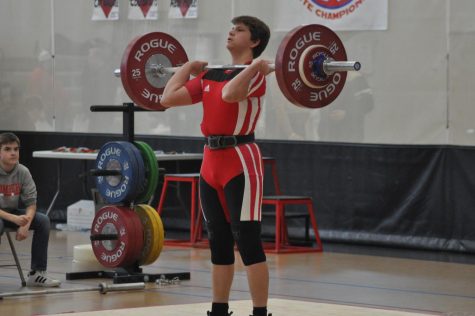 Luke Huseth lifts at the state tournament.