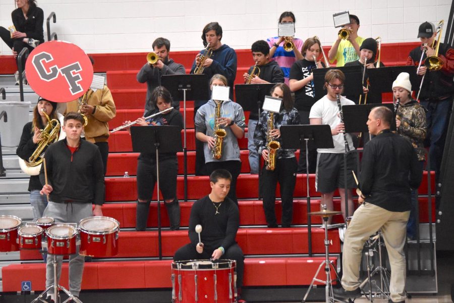 The pepband plays some tunes during the half-time break. 