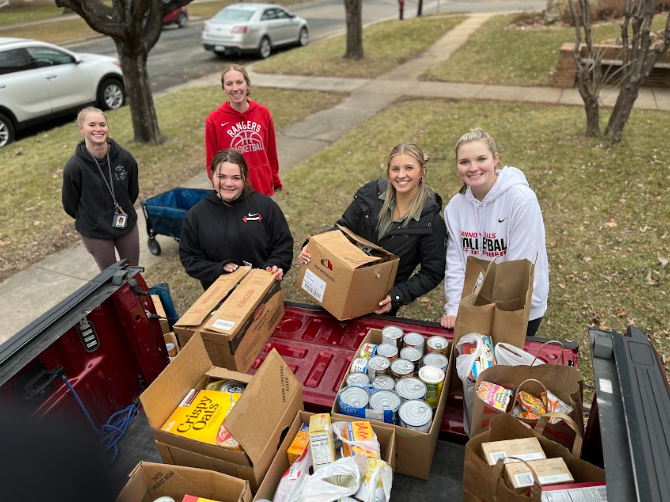 MHS students grab food to donate to the food shelf. 