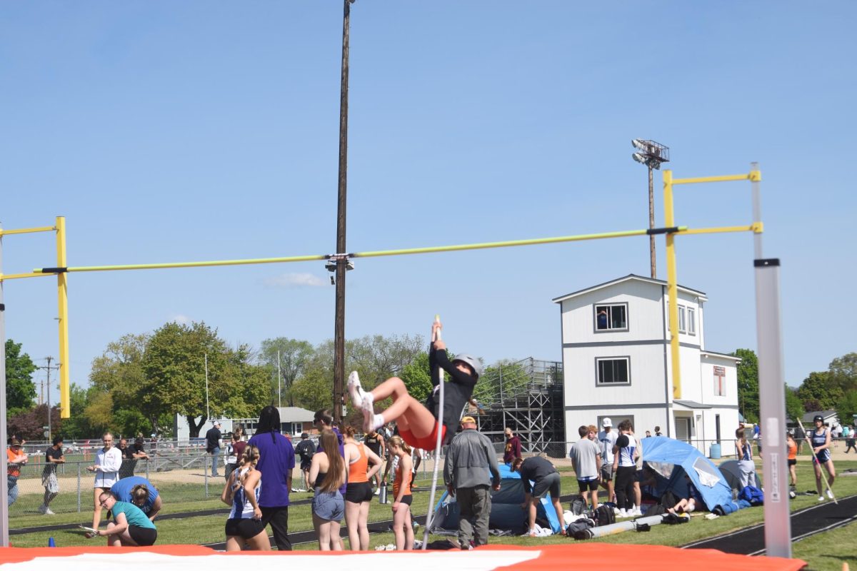 Lucy Lindahl pole vaults herself up.