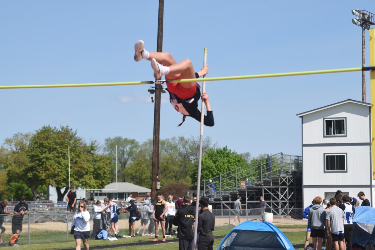 Lucy Lindahl reaches above the pole.