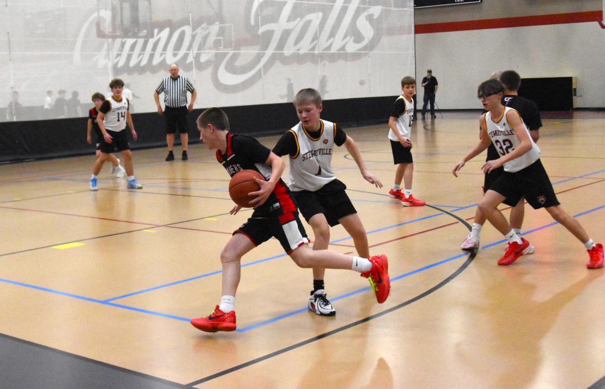 Mayson Vogel makes his way around defense.